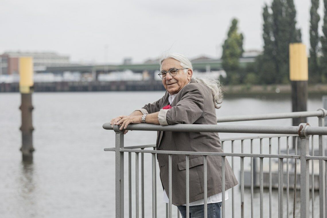 Randy Tinkerman am Hafen in seiner Wahlheimat Bremen: Der 72-Jährige ist ein Pionier der Windkraft in den USA und Europa. Foto: Johannes Bichmann für EnergieWinde