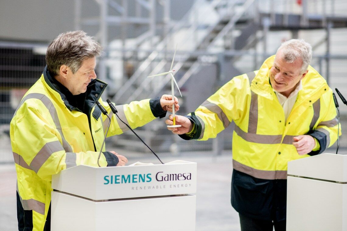 Siemens-Gamesa-Chef Jochen Eickholt (rechts) und Bundeswirtschaftsminister Robert Habeck sind sich über die Notwendigkeit des Hafenausbaus in Cuxhaven einig.