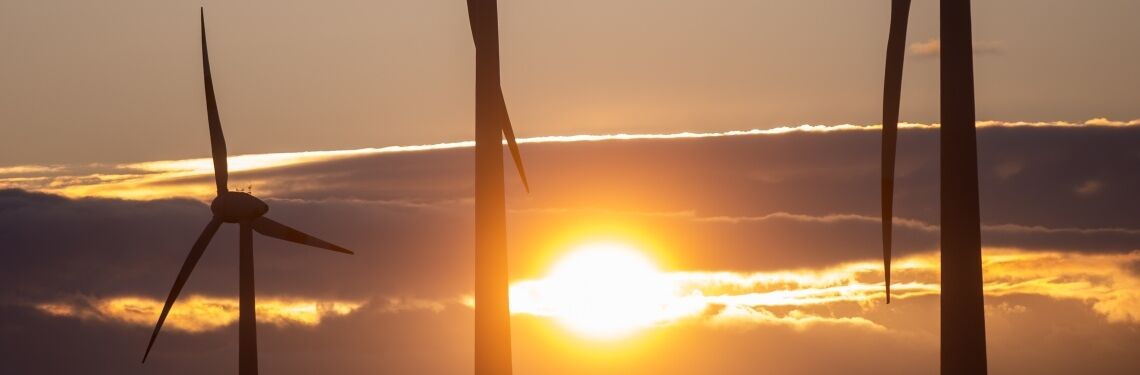Sonnenuntergang hinter einem Windpark: Die Krise der Windenergie in Deutschland hat sich seit Jahren abgezeichnet.