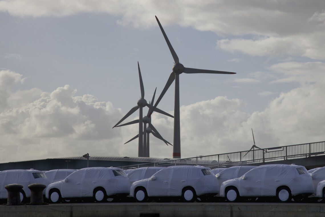 VW produziert eigenen Strom: Windräder auf dem Werksgelände von Volkswagen in Emden.