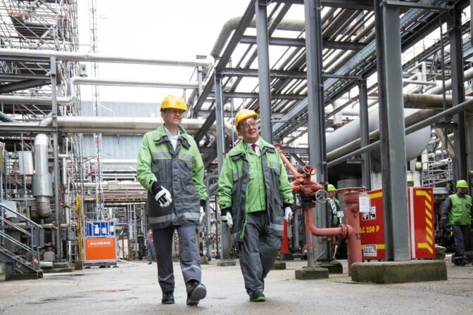 Westküste 100: Daniel Günther und Armin Laschet besuchen die Raffinerie Heide zum Start des Wasserstoffprojekts.