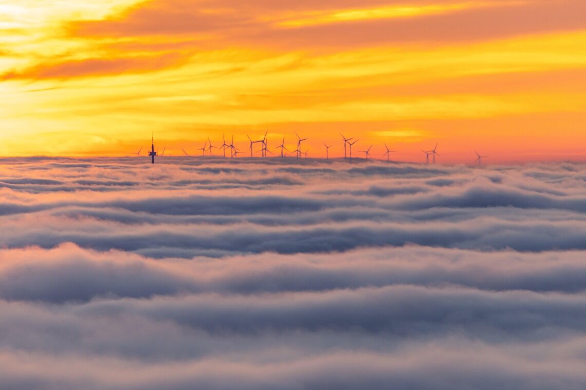Blick vom Gipfel des Altkönigs im Taunus auf eine Hochnebeldecke und Windräder am Horizont: Wirtschaftsminister Robert Habeck will Anwohner von Windparks an deren Erlösen beteiligen.