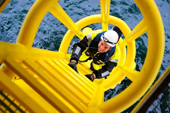 Mitarbeiter von Alpha Ventus, Deutschlands erstem Windpark auf dem Meer: Die Offshore-Windindustrie beschäftigt deutschlandweit mehr als 20.000 Menschen.
