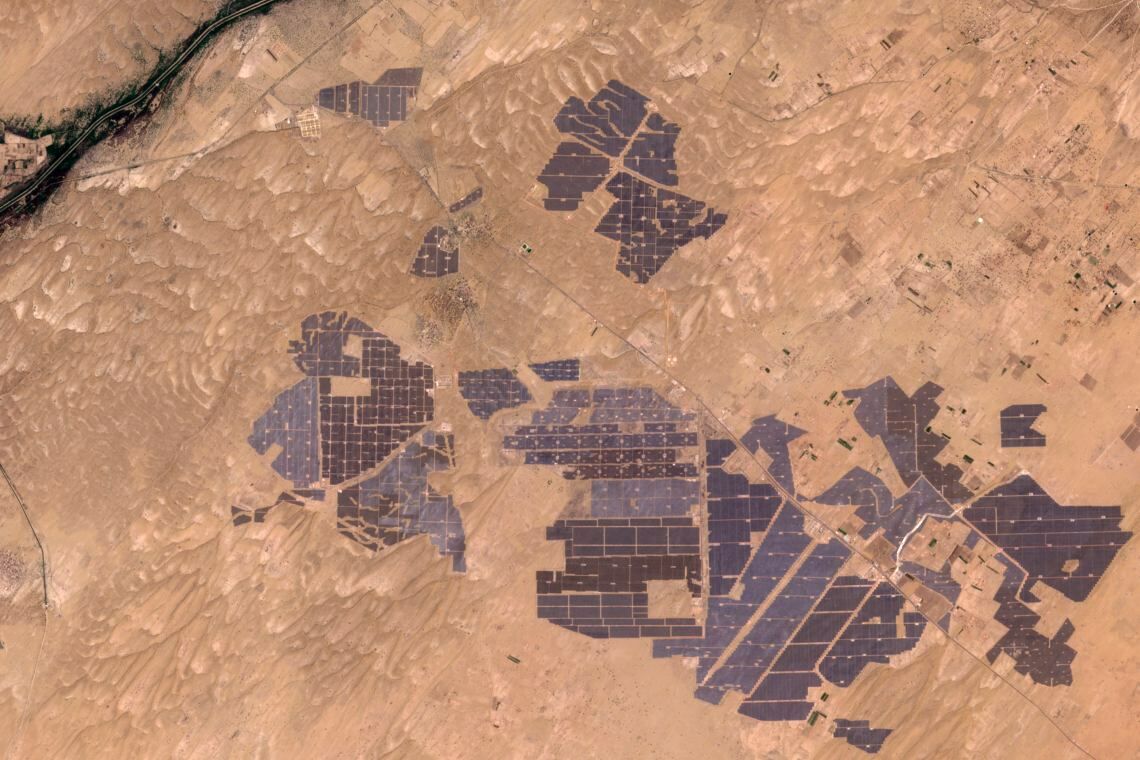 Bhadla Solar Park: Die größte Fotovoltaikanlage steht im indischen Rajasthan. Das Satellitenbild verdeutlich ihre imposante Größe.