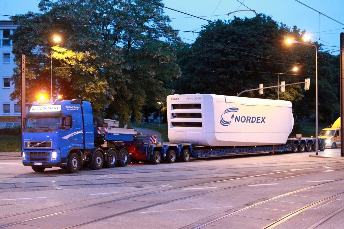 Der Transport einer Windrad-Turbine von Nordex per Lkw ist logistische Schwerstarbeit.