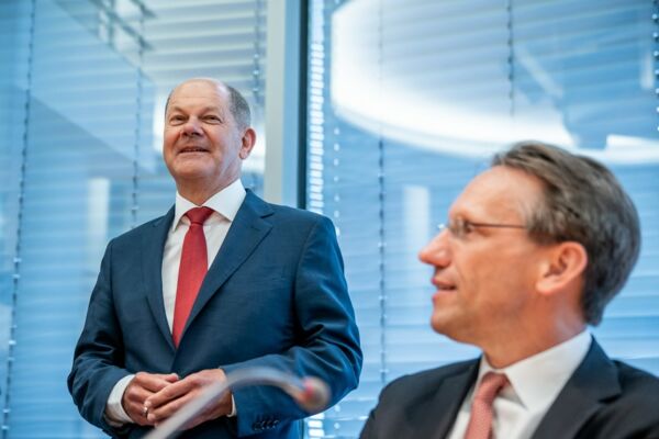 Bundesfinanzminister Olaf Scholz (links) und seinem Staatssekretär Jörg Kukies ist mit der ersten grünen Bundesanleihe ein Coup geglückt. Die Nachfrage überstieg das Angebot um das Fünffache.