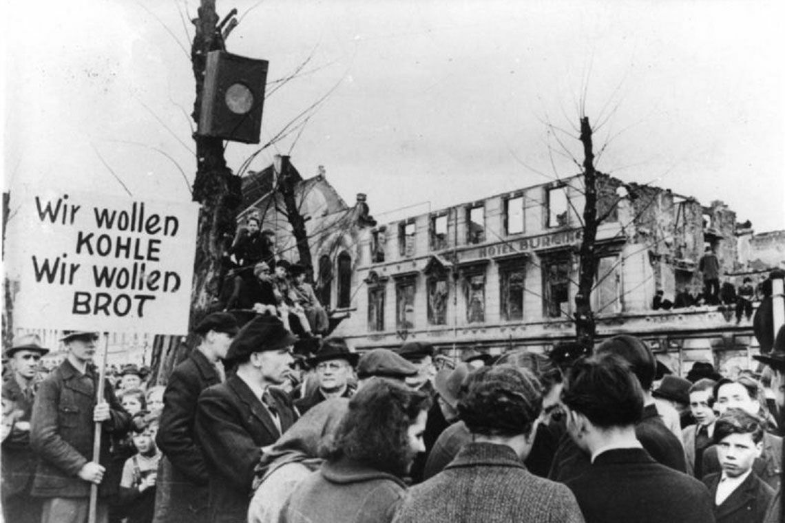 Hungerwinter 1947: Menschen protestieren für Kohle und Brot in Krefeld.