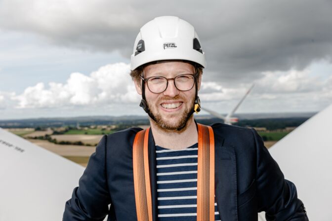 Schleswig-Holsteins Energieminister Jan Philipp Albrecht auf einem Windrad: „Wir setzten uns dafür ein, dass die Wasserstoffproduktion da aufgebaut wird, wo die erneuerbaren Energien stehen.“