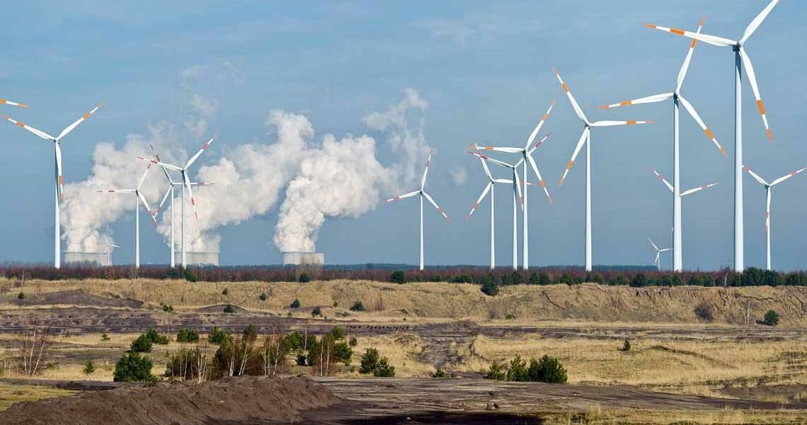 Windräder vor dem Braunkohlekraftwerk Jänschwalde in Brandenburg: Die Verstrohmung von Kohle lohnt sich umso mehr, je niedriger die Preise für CO2-Zertifikate fallen.