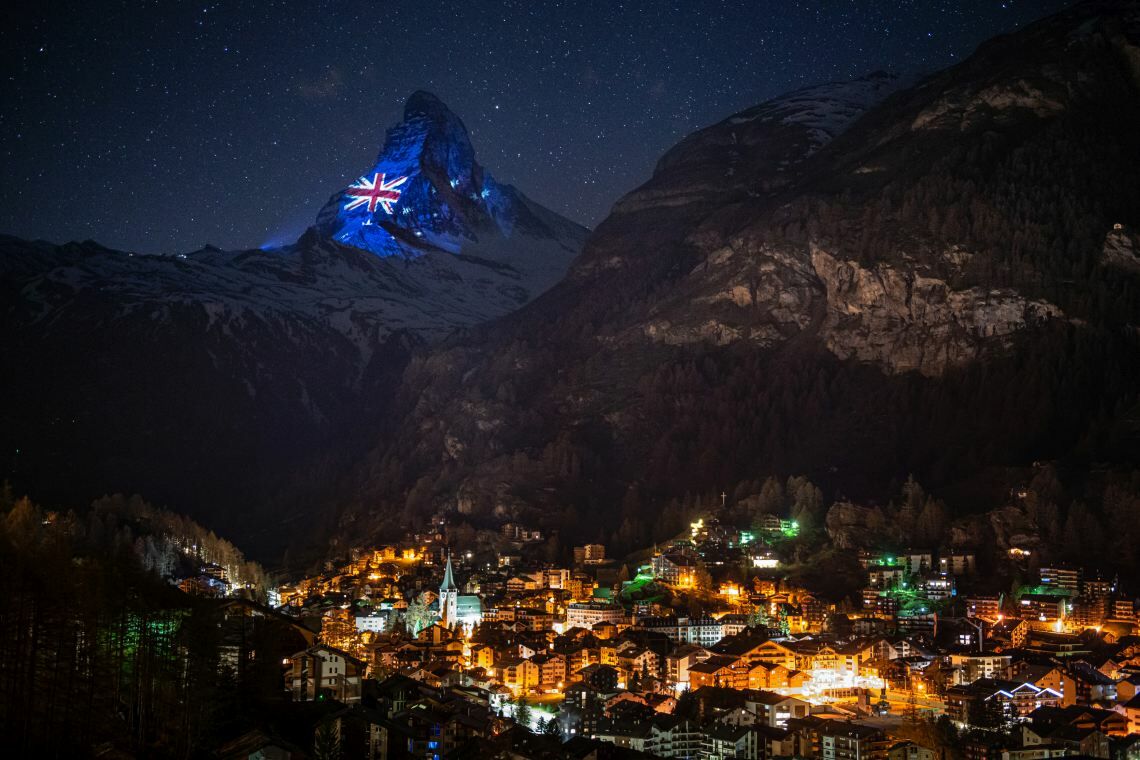 Zermatt in der Schweiz: Während der Coronakrise schenkt die Gemeinde mit einer Lichtinstallation am Matterhorn Hoffnung. Dahinter steht der Lichtkünstler Gerry Hofstetter.