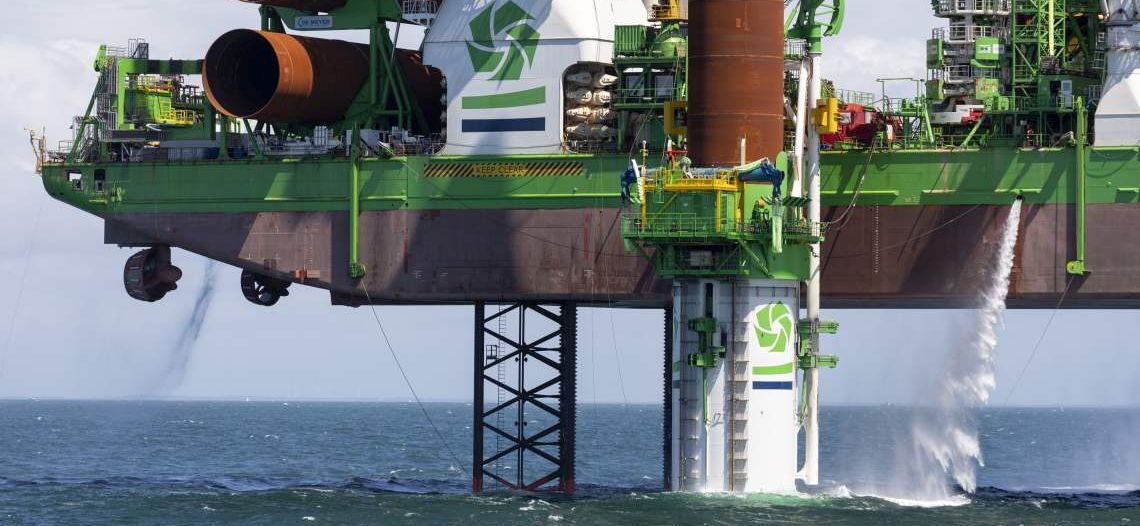Einsatz im Atlantik: Das Installationsschiff „Innovation“ bohrt ein Loch für ein Offshore-Wind-Fundament in den Seeboden. Dazu hat sich das Schiff auf seinen „Beinen“ über die Wasseroberfläche erhoben.