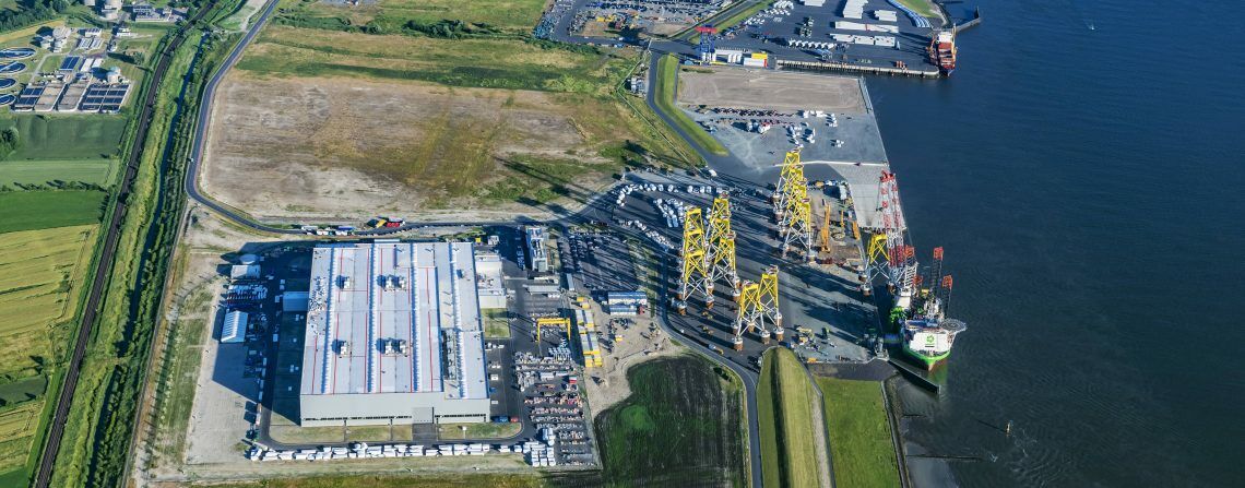 Offshore-Wind-Fabrik von Siemens-Gamesa in Cuxhaven: Direkt vor dem Fabriktor liegt ein Schwerlastkai zur Verschiffung der Bauteile.