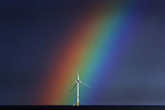 Offshore-Windrad vor spektakulärem Regenbogen, fotografiert vor der Küste von Blyth, Northumberland.