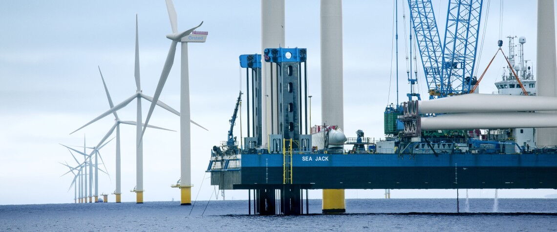 Offshore-Windpark Anholt in Dänemark: Die für die Herstellung der Windräder und ihre Installation aufgewendete Energie beeinflusst die Ökobilanz der Anlagen.