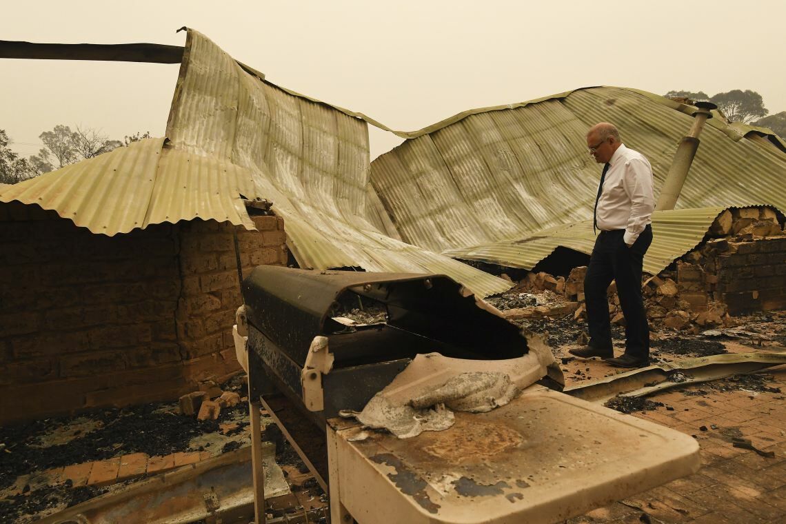 Buschfeuer in Australien: Premierminister Scott Morrison, ein Skeptiker des Klimawandels, besichtigt die Ruinen einen verbrannten Hauses.