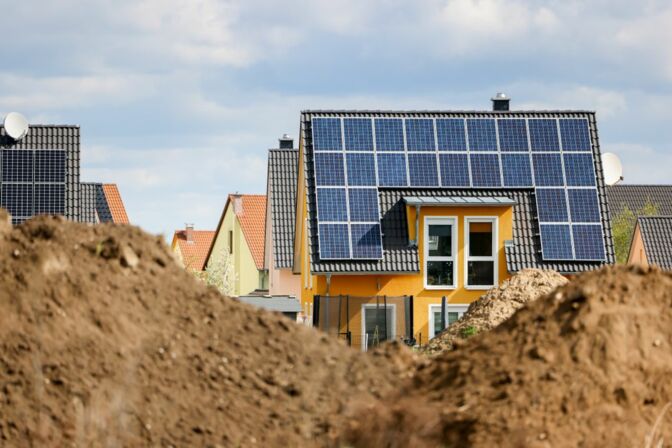 Solaranlage auf einem Neubau in Leipzig: Erneuerbare Energien sind die beste Antwort auf steigende Strom- und Heizkosten.