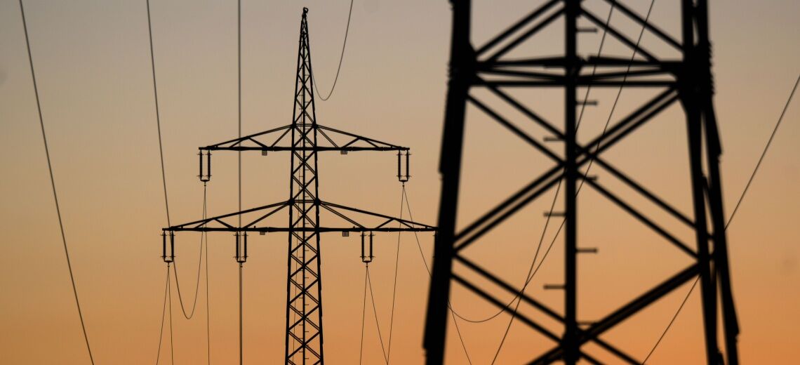 Strommasten in Deutschland: Geht es nach dem Willen der Nordländer und der EU-Regulierungsbehörder ACER, wird das Land in mehrere Strompreiszonen aufgeteilt.