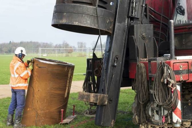 Gründung eines Strommasts: Neubau der Trasse von Wilhelmshaven nach Conneforde.