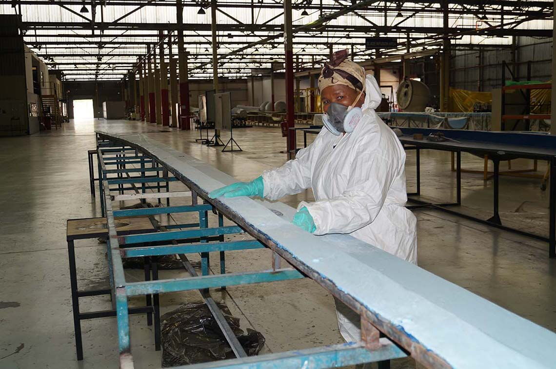 Windenergie in Südafrika: Die Produktion ist zu großen Teilen Handarbeit. Die Löhne in Südafrika sind niedrig.