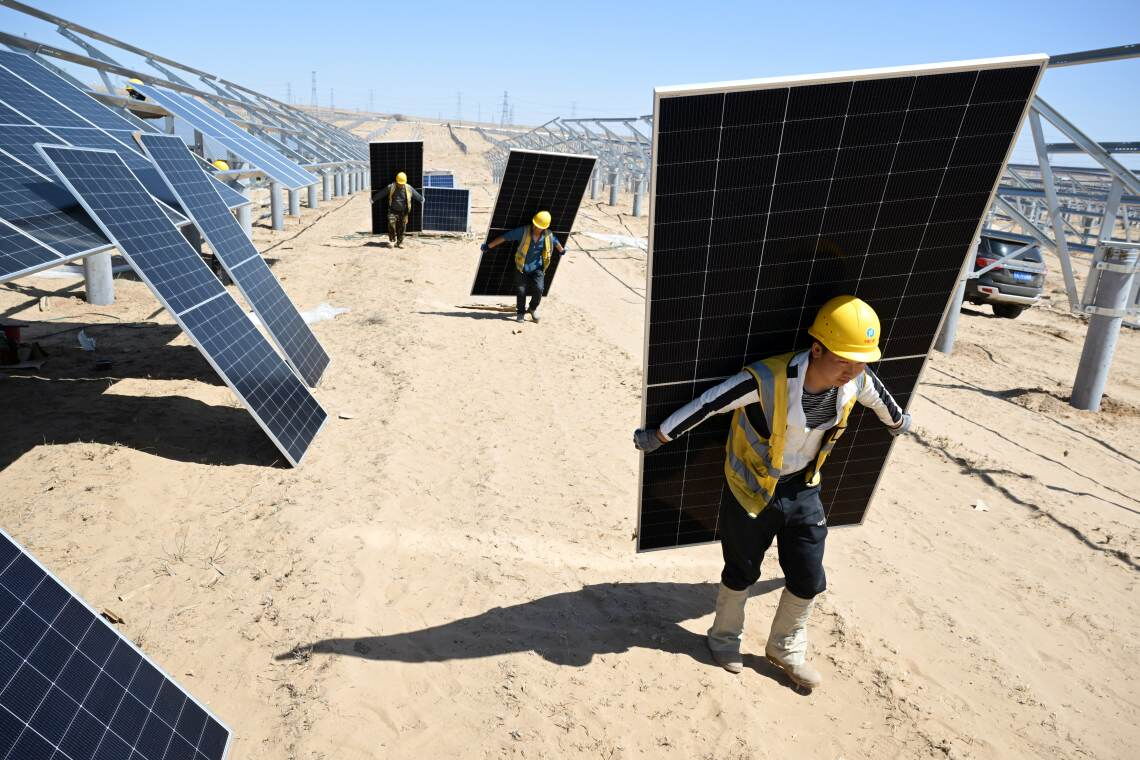 Arbeiter installieren Solarmodule in China: Seit Juni entfallen feste Einspeisetarife für PV-Anlagen. Das hat in den Monaten davon einen Bauboom ausgelöst.