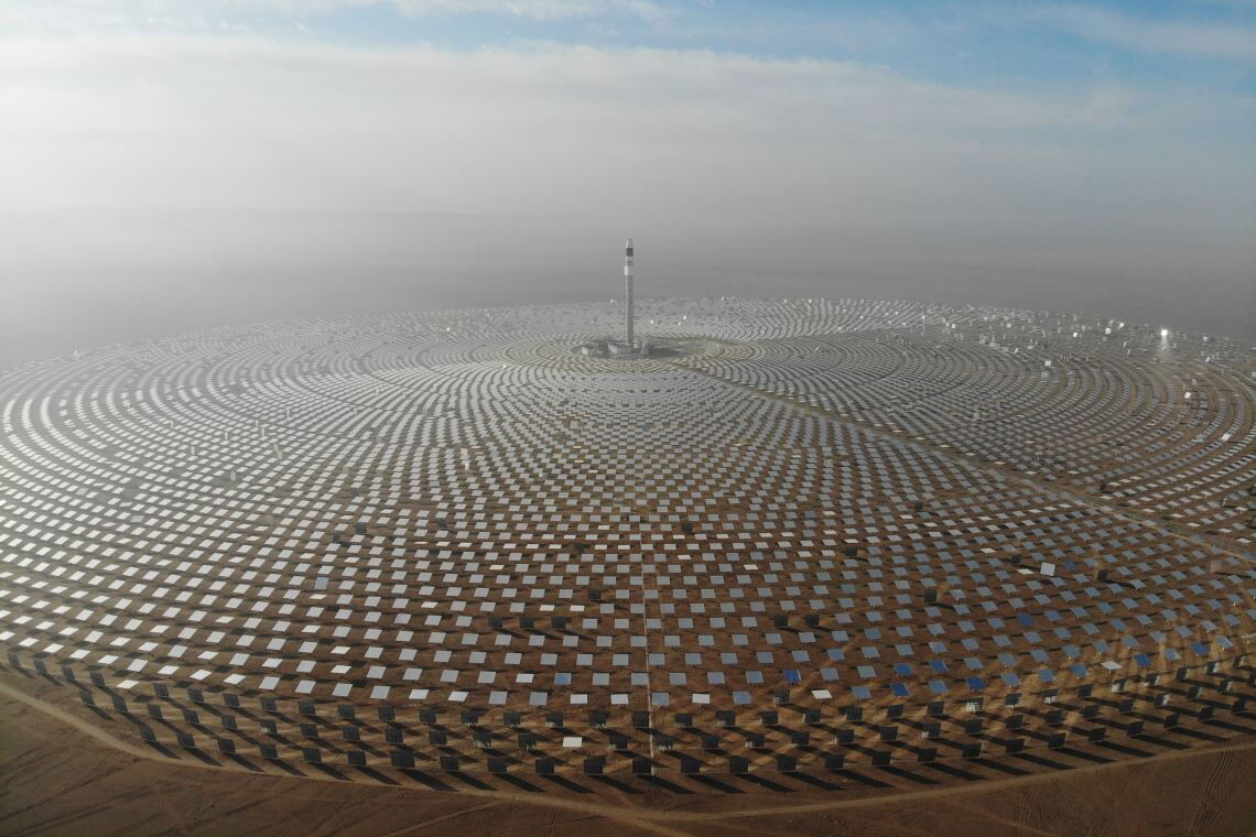 Solarpark in der Wüste Gobi: Kein Land der Welt baut die erneuerbaren Energien schneller aus als China.