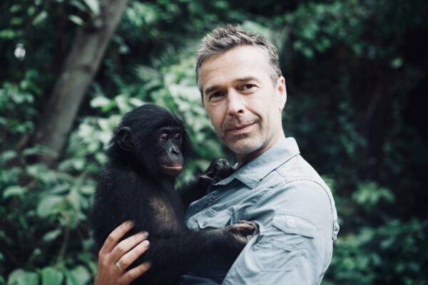 Dirk Steffens im Bonobo-Waisenhaus im Kongo: Der Naturfilmer und Terra-X-Moderator engagiert sich auf vielfältige Weise für den Artenschutz.