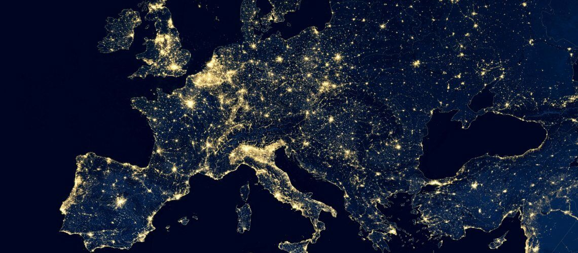 Das Leuchten der europäischen Städte bei Nacht ist aus dem All zu sehen. Der Strom dafür stammt zunehmend aus erneuerbaren Quellen.