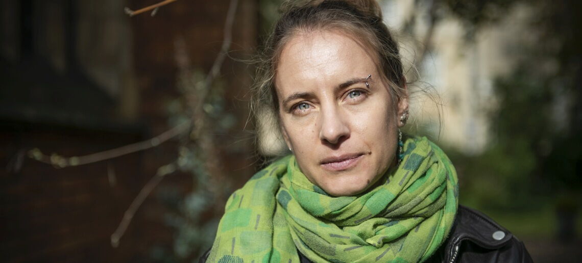 Friederike Otto erklärt im Interview, warum sie die Initiative "Klima vor acht" für extrem wichtig hält: Der Klimawandel müsse Bestandteil der Tagesschau werden.