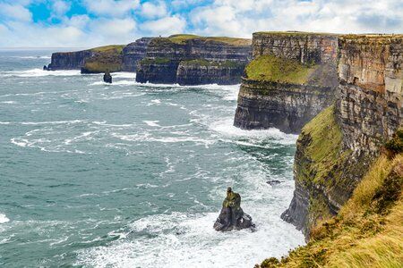 Steilküste in Irland: In der Offshore-Windenergie schöpft die Insel ihr Potenzial bislang kaum aus. Doch das soll sich ändern.