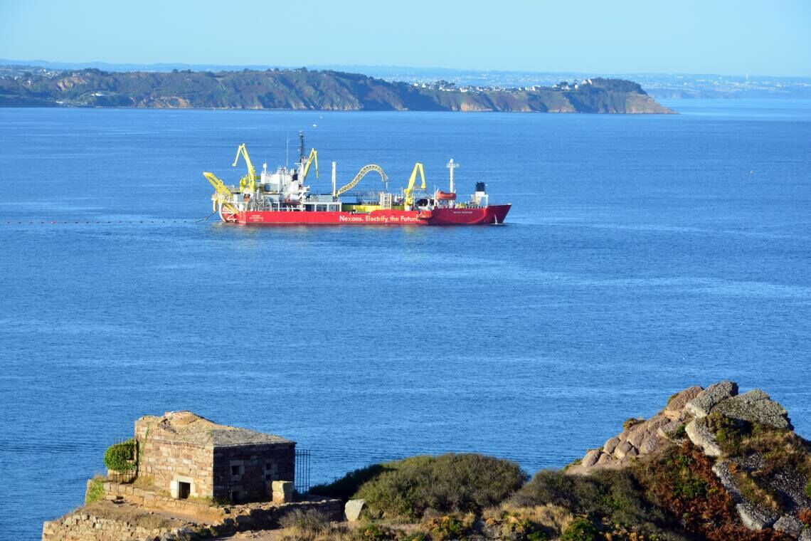 Kabelschiff Nexans Skagerrak in bretonischen Gewässern: Das französische Unternehmen zählt zu den größten Seekabelherstellern.