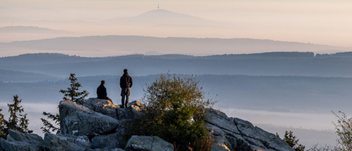 Wie in Caspar David Friedrichs „Wanderer über dem Nebenmeer“ mutetet die Szenerie am Großen Feldberg an. In der Natur finden Menschen Ruhe und Erholung.