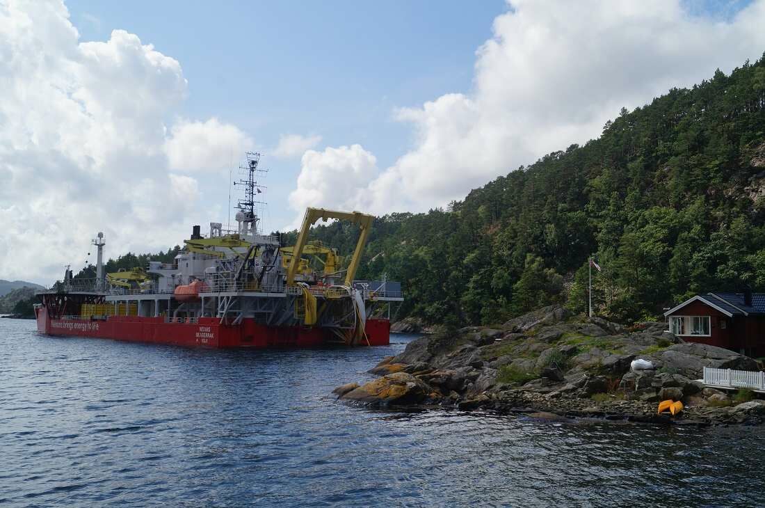 Projekt Nordlink: Das Spezialschiff Nexans Skagerrak verlegt das Seekabel im Vollesjford (Norwegen).