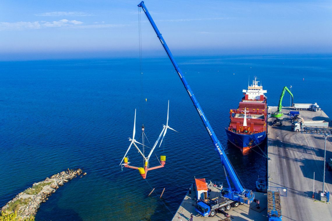 Ein gigantischer Kran hebt das Modell Nezzy2 vom Hafen auf die Ostsee. Das Floating-Wind-Modell soll die Offshore-Windenergie revolutionieren.