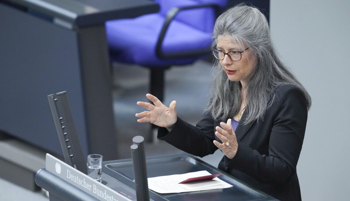 Nina Scheer setzt sich für mehr Gerechtigkeit in der Energiewende ein. Den milliardenteuren Netzausbau sieht sie als Aufgabe des Staates, nicht der Stromkunden.