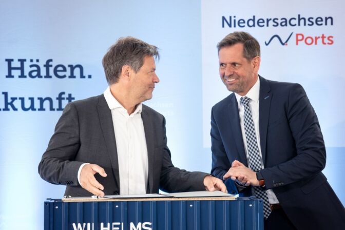 Bundeswirtschaftsminister Robert Habeck (links) und Niedersachsens Energieminister Olaf Lies beim Baustart des ersten deutschen Terminals zum Import von LNG.