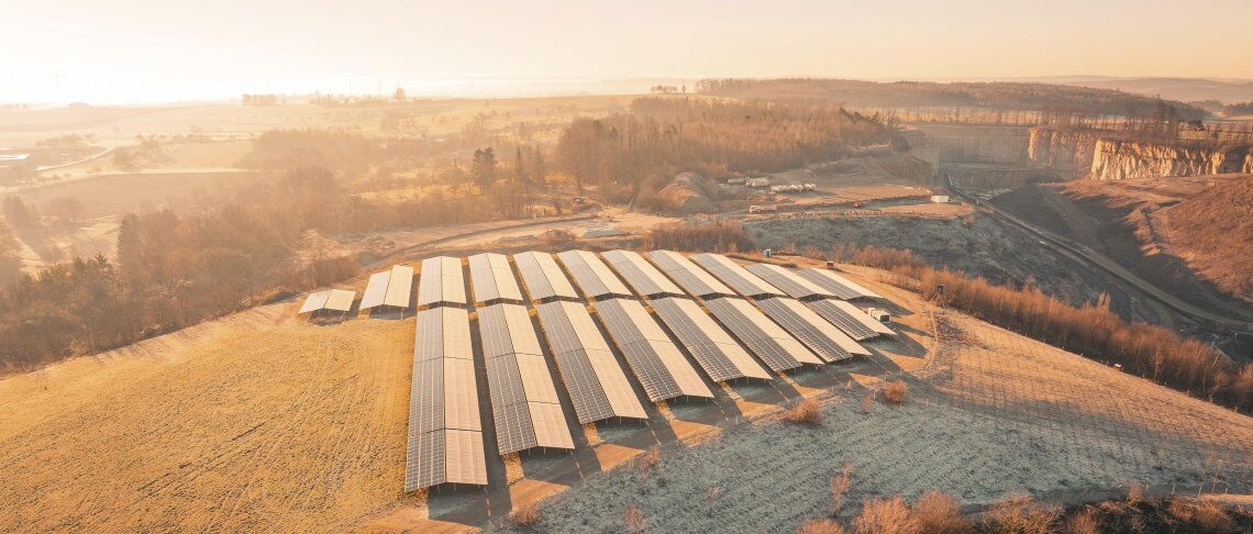 Drohen bei zu viel Solarstrom Blackouts? Darüber wird nicht erst seit dem Netzausfall in Spanien und Portugal diskutiert. Forscher beurteilen das Risiko unterschiedlich, halten ähnliche Ausfälle in Deutschland aber für unwahrscheinlich.