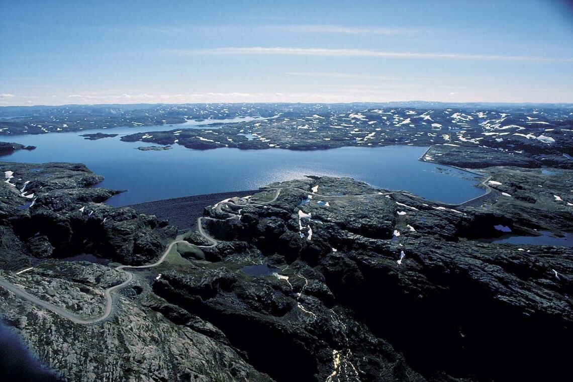 Blau, so weit das Auge reicht: Der Blåsjø-Stausee ist einer von insgesamt 16, die zum Ulla-Førre-Kraftwerk gehören. Ihr Wasser könnte Deutschland fünf Tage lang mit Strom versorgen – oder deutschen Ökostrom speichern.