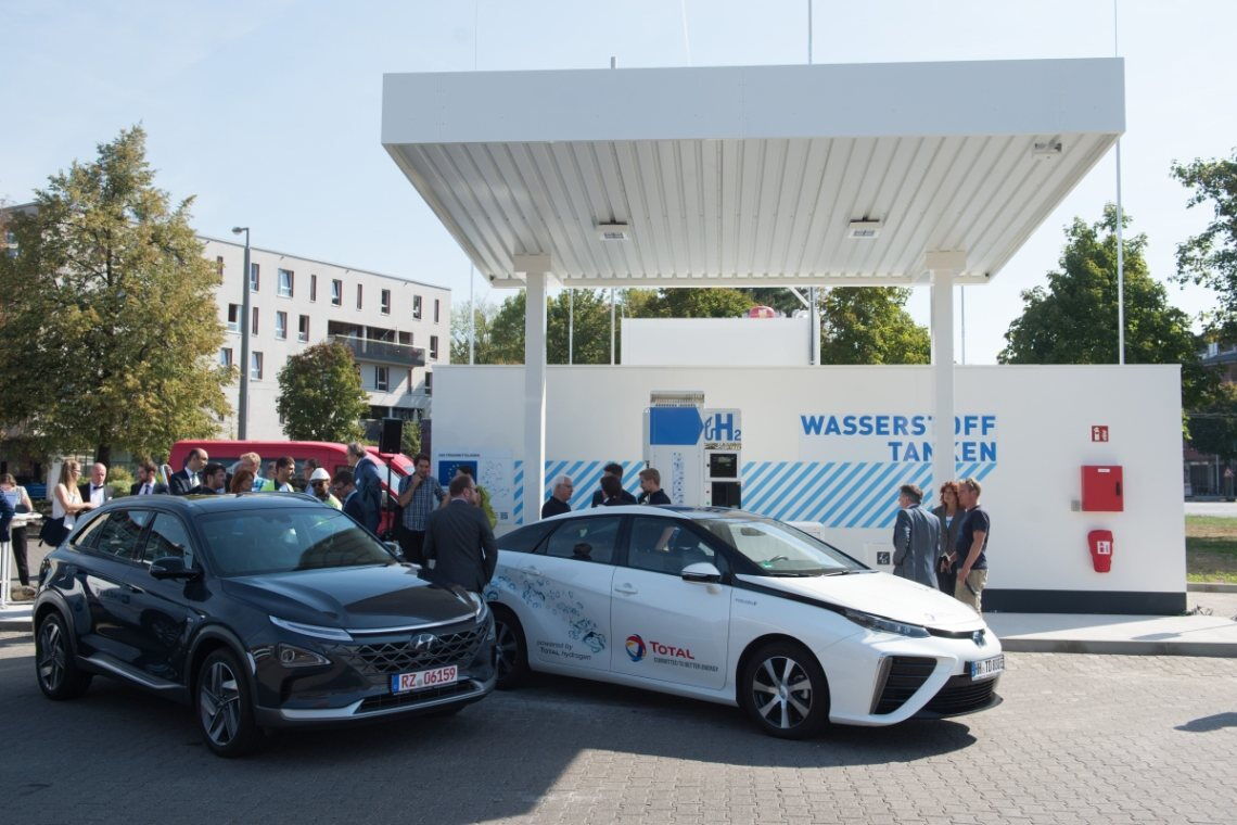 Brennstoffzellenfahrzeuge an einer Wasserstofftankstelle in Sachsen: Bislang gibt es deutschlandweit erst 51 solcher Zapfstationen.