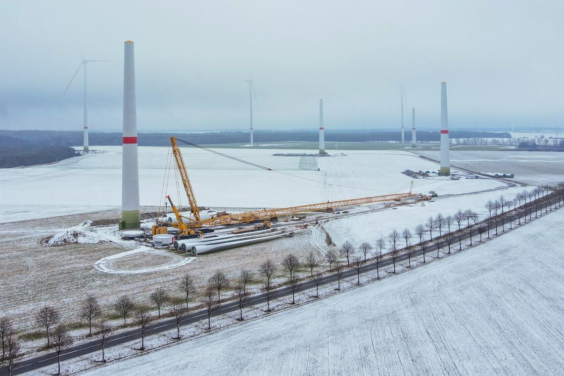 Bau eines Windparks in Brandenburg: Wie viel CO2 ein Windrad im Laufe seines Lebens einspart, hängt vor allem vom Standort und der Laufzeit ab.