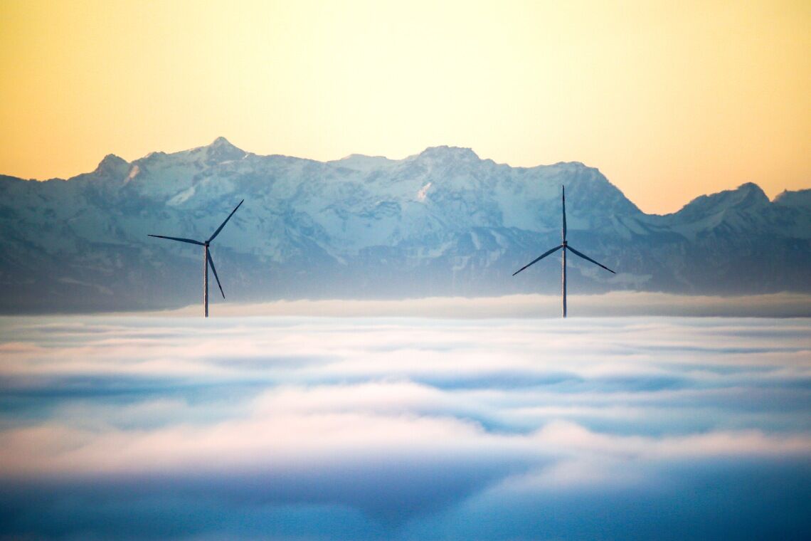 Windräder vor Alpenpanorama: Der Ausbau der Erneuerbaren nimmt auch ein Jahr nach Antritt der Ampelregierung noch nicht wirklich Fahrt auf.