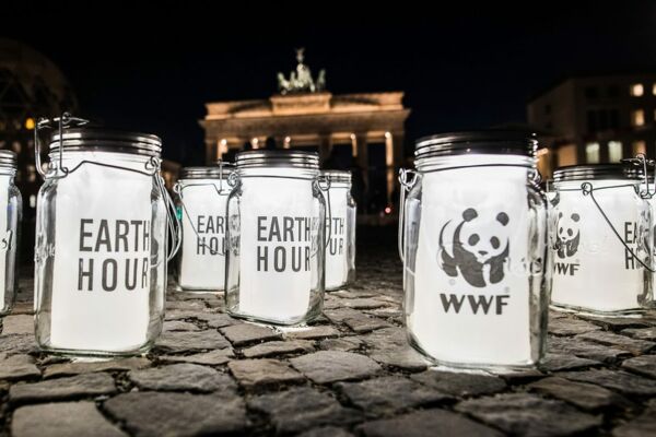Eine der einflussreichsten WWF-Aktionen ist die „Earth Hour“, bei der Millionen von Menschen weltweit das Licht ausschalten, um für den Klimaschutz zu werben. 2018 fand sie am 24. März statt. Auch am Brandenburger Tor versammelten sich dazu Aktivisten.