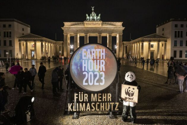Licht aus am Brandenburger Tor: Mit der „Earth Hour“ setzt der WWF alljährlich ein Zeichen für den Naturschutz. Die Organisation ist daneben auch eine der Gründerinnen der Science Based Targets Initiative.