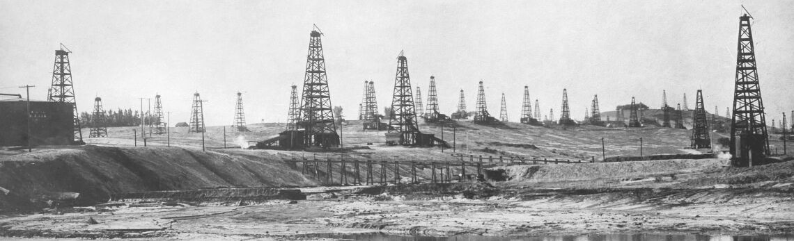 Bakersfield-Ölfeld um 1910: Wenige Jahre, nachdem auf dem Spindeltop Hill in Texas Öl aus dem Boden schoss, bohrten bereits Hunderte Firmen in den USA nach Rohstoff.