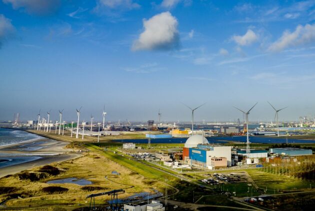 Das Märchen von der Renaissance der Atomkraft hält sich hartnäckig, hat aber nichts mit der Realität zu tun: Windräder am Atomkraftwerk Borssele (Niederlande).