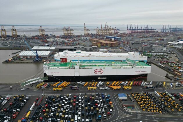 Autofrachter „BYD Explorer No. 1“ in Bremerhaven: China ist auf dem Weg zur Exportmacht für Elektroautos, Strafzölle hin oder her.