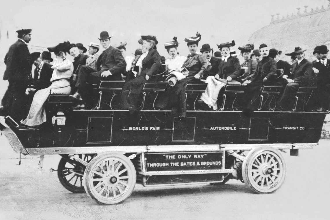 Weltausstellung 1904 in St. Louis: Besucher lassen sich mit einem historischen offenen Ombibus fahren.
