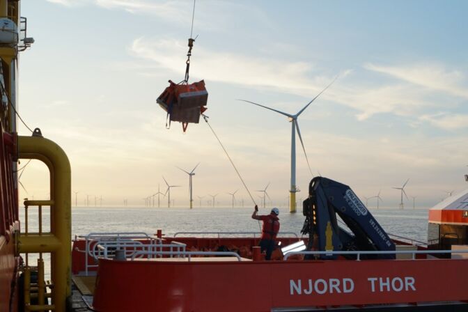 Offshore-Windpark Borkum Riffgrund 1: Verladung von Arbeitsmaterial von der „Edda Fjord“ auf die „Njord Thor“.