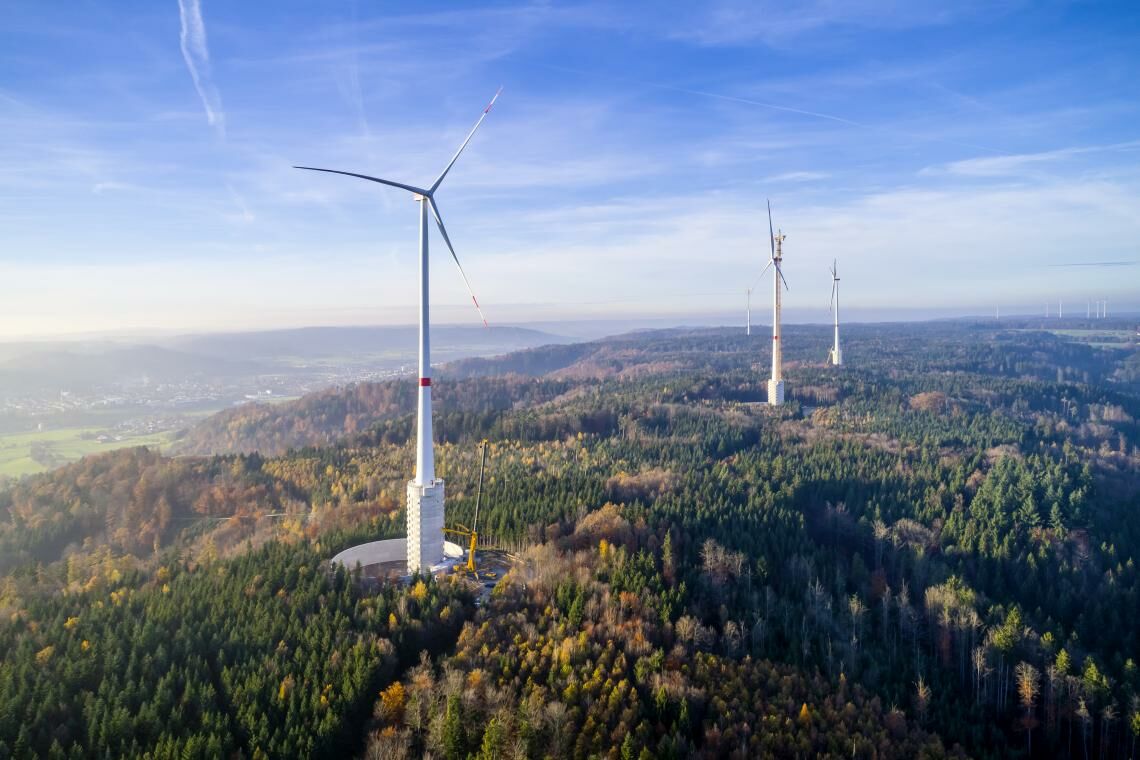 Gaildorf: Die höchsten Windräder der Welt stehen auf einem Höhenzug im Wald, hoch über den Baumkronen.