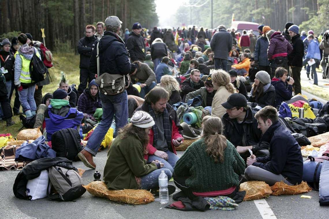 Von Beginn an war Gorleben hart umkämpft. Der Plan, hier auch eine Wiederaufbereitungsanlage für Brennstäbe zu bauen, wurde daher bald fallengelassen. Doch bei Castor-Transporten nach Gorleben kommt es noch immer zu großen Protesten.