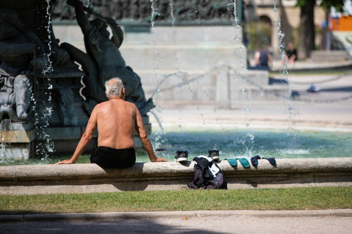 Ein Mann kühlt sich während einer Hitzewelle 2022 in einem Springbrunnen in der Stuttgarter Innenstadt ab.